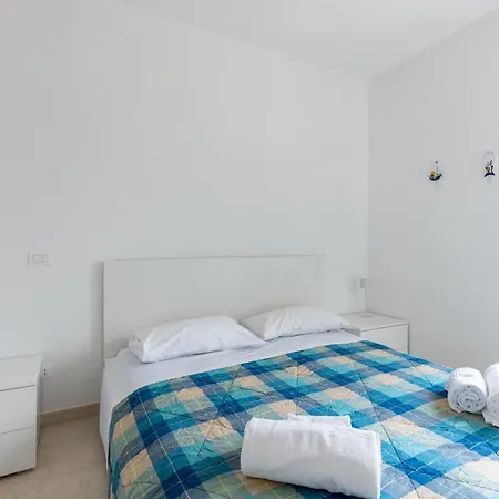 Guesthost - Cozy Inside A With Garden Near The Sea *